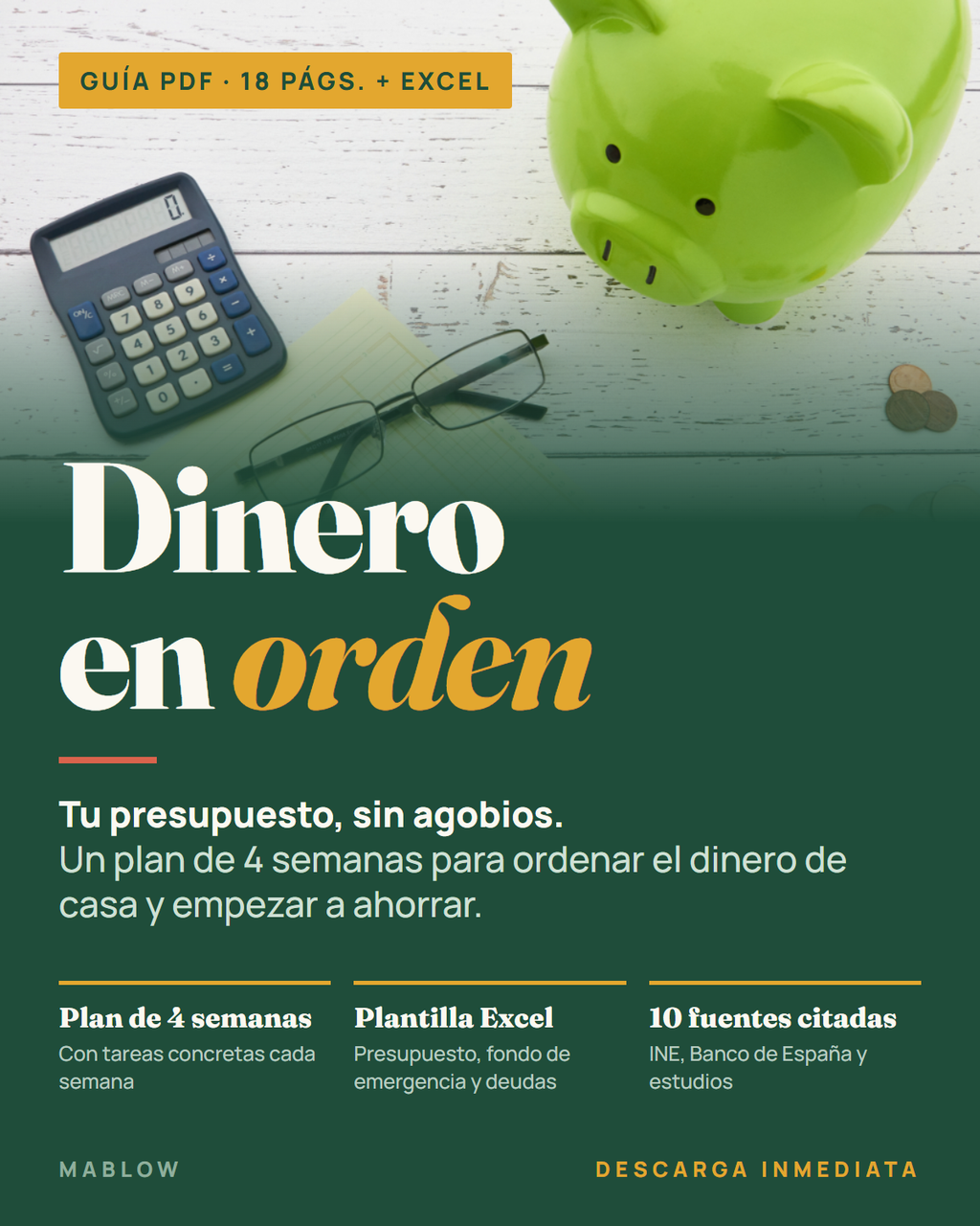 Portada de Dinero en orden: hucha verde, calculadora y gafas sobre una mesa de madera