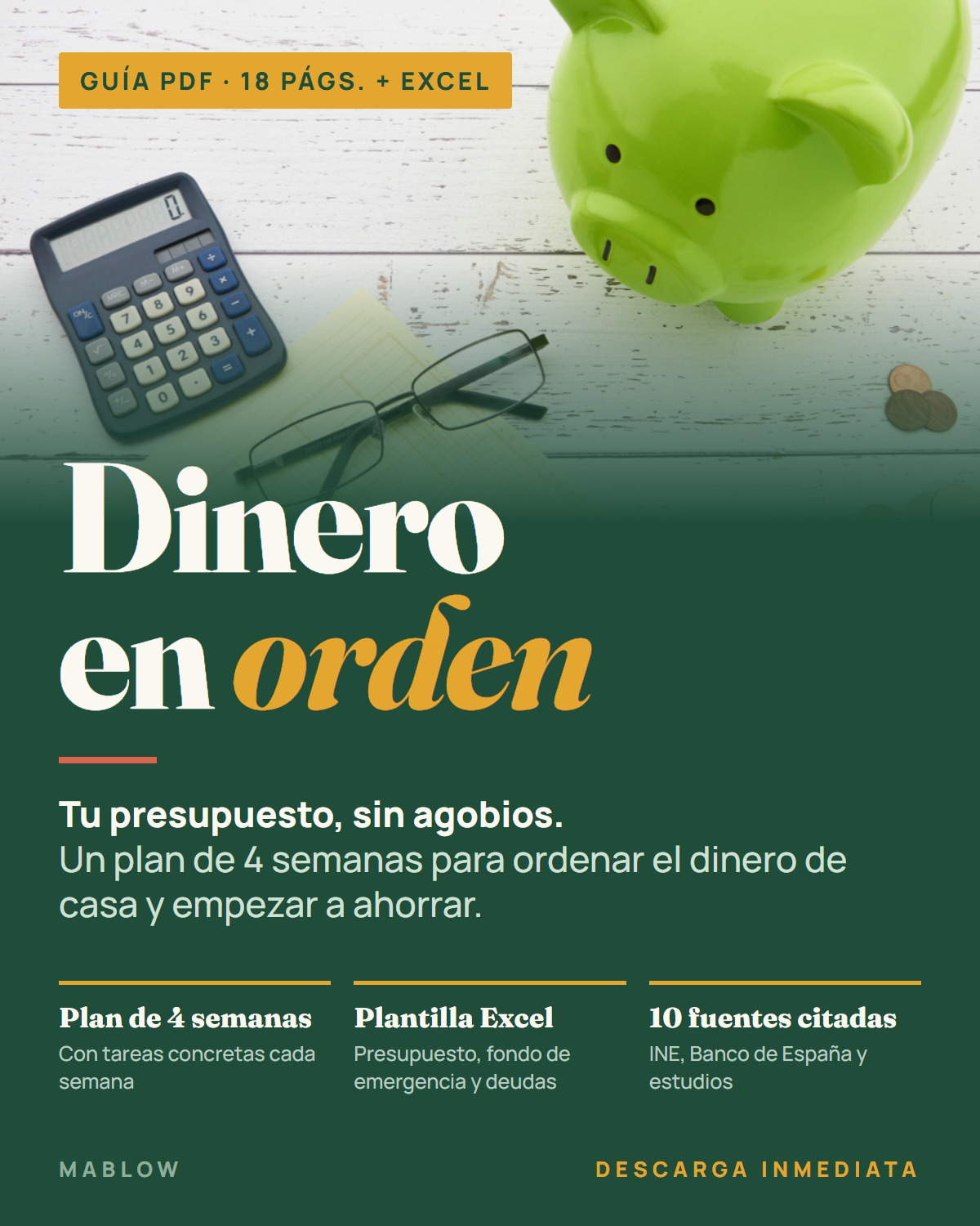 Portada de Dinero en orden: hucha verde, calculadora y gafas sobre una mesa de madera