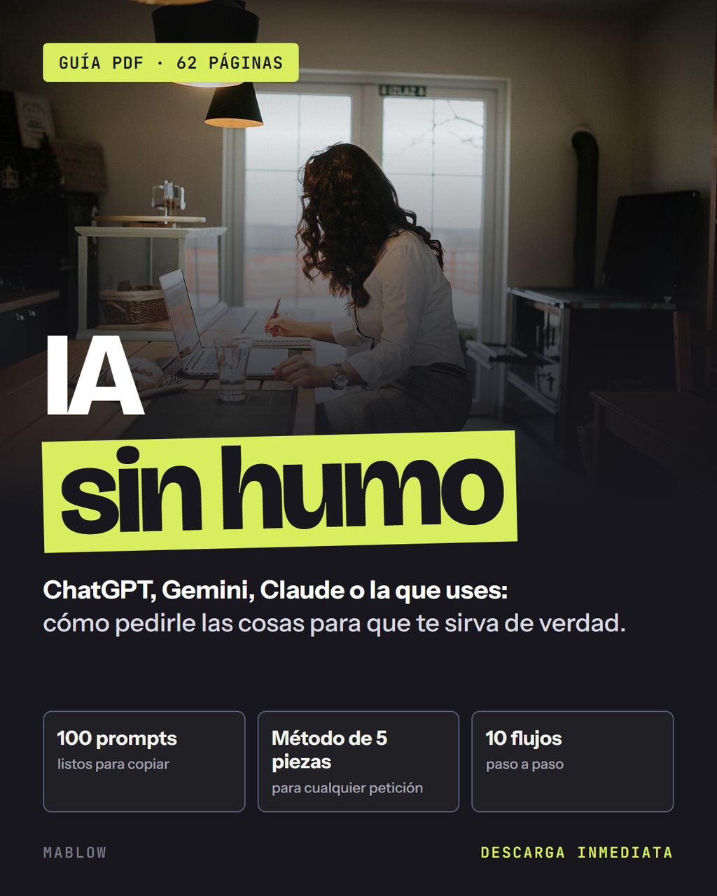Portada de la guía IA sin humo: mujer escribiendo notas junto a su portátil en la mesa de la cocina